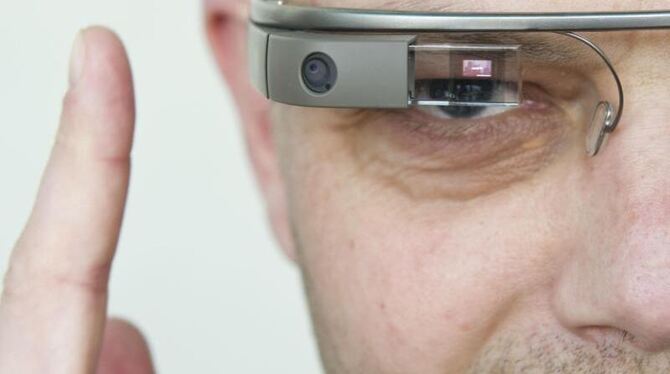 Die Google-Brille hat eine Kamera und einen kleinen Bildschirm über dem rechten AugeFoto: Ole Spata