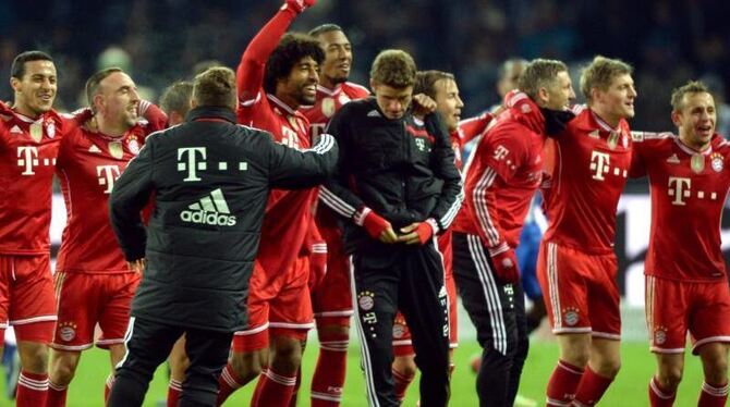 Die Spieler des FC Bayern feiern die deutsche Meisterschaft. Foto: Soeren Stache