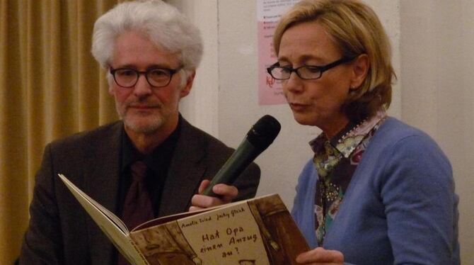 Amelie Fried und Moderator Paul Schlegl.  FOTO: HÄRING