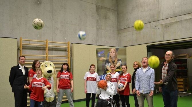 Eine bunte Truppe: die inklusive Mädchenfußball-Mannschaft der TSG Reutlingen mit der Rollstuhlfechterin Simone Briese-Baetke (M