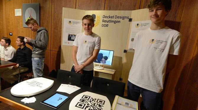 Klodeckel für die Welt: Reutlinger Schüler mit ihrer Geschäftsidee. GEA-FOTOS: PACHER Klodeckel für die Welt: Reutlinger Schüler mit ihrer Geschäftsidee. GEA-FOTOS: PACHER