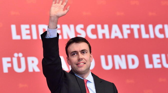 Der Landesvorsitzende der baden-württembergischen SPD, Nils Schmid, winkt in Wiesloch beim Landesparteitag nach seiner Rede.