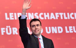 Der Landesvorsitzende der baden-württembergischen SPD, Nils Schmid, winkt in Wiesloch beim Landesparteitag nach seiner Rede.
