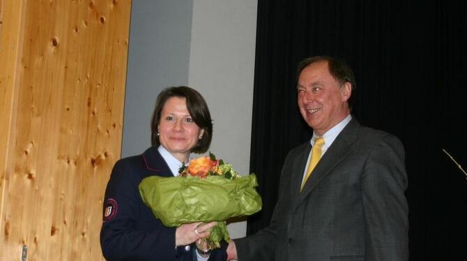 Blumen für die Kommandantin: Bürgermeister Friedrich Bisinger dankte Barbara Eisele, die ihr Amt nun an Josef Brunner abgibt. FO