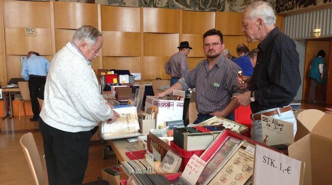 Tauschbörse in Eningen: Immer weniger junge Leute interessieren sich für das Sammeln von Briefmarken. FOTO: SEITZ Tauschbörse in Eningen: Immer weniger junge Leute interessieren sich für das Sammeln von Briefmarken. FOTO: SEITZ