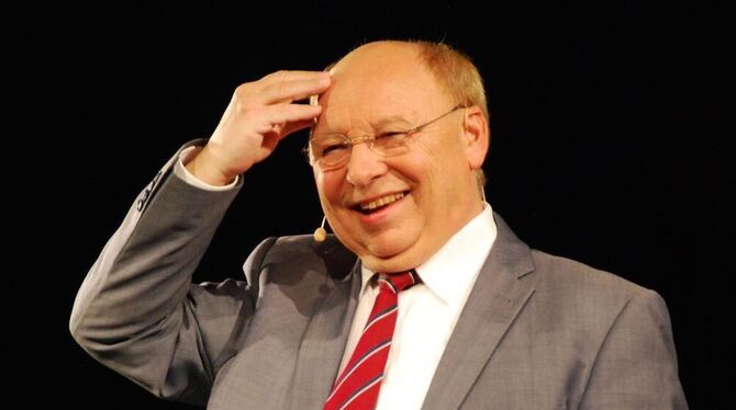 Da lacht er noch, aber die nächste Empörungswelle ist bei Gernot Hassknecht (Hans-Joachim Heist) nie weit. GEA-FOTO: SCHÜRER Da lacht er noch, aber die nächste Empörungswelle ist bei Gernot Hassknecht (Hans-Joachim Heist) nie weit. GEA-FOTO: SCHÜRER