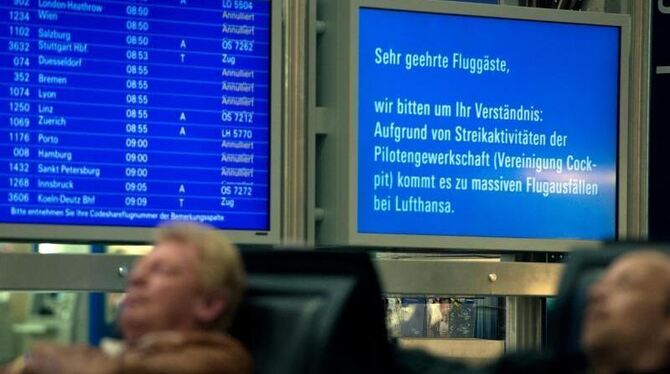 Passagiere warten im Flughafen von Frankfurt am Main: Die Lufthansa streicht aufgrund des Pilotenstreiks vom 02. April bis zu