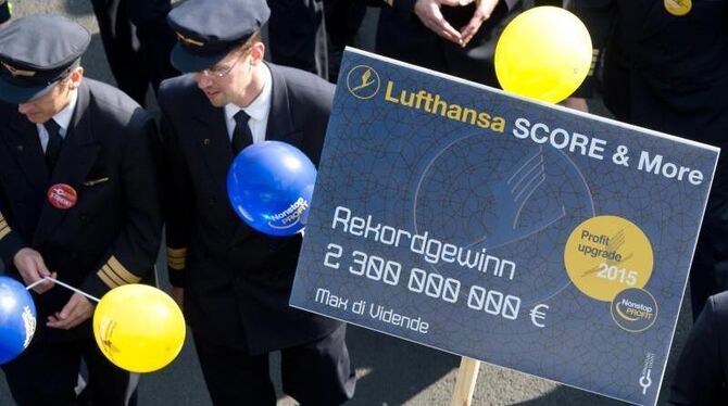 Das Plakat ist eine Anspielung auf das Lufthansa-Sparprogramm Score. Foto: Boris Roessler