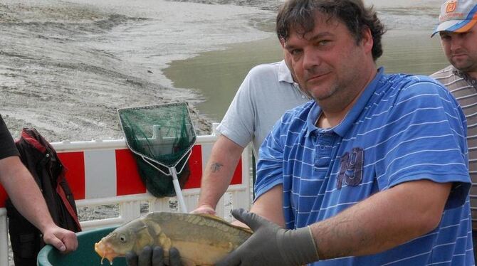 »Karpfen 40!«: ein dicker Fang für den Fischereiverein Ermstal.