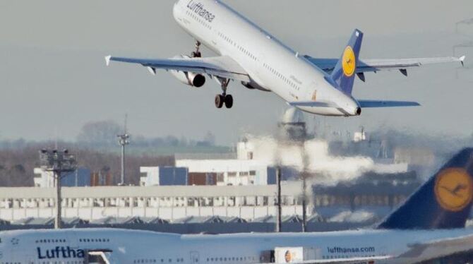 Die Lufthansa meldet nach dem Streikende einen nahezu normalen Flugbetrieb. Foto: Boris Roessler/Archiv
