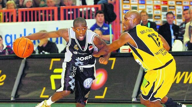 Steven Wright (links, 2007/08 noch imTrikot des Bundesliga-Rivalen Braunschweig hier im Duell gegen den Tübinger Terrance Mc Gee Steven Wright (links, 2007/08 noch imTrikot des Bundesliga-Rivalen Braunschweig hier im Duell gegen den Tübinger Terrance Mc Gee