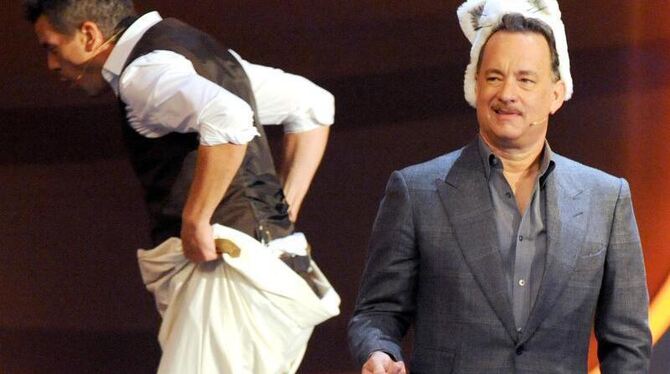 Tiefpunkt: Markus Lanz beim Sackhüpfen, beobachtet vom absurd kostümierten Tom Hanks. Foto: Ingo Wagner/Archiv