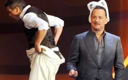 Tiefpunkt: Markus Lanz beim Sackhüpfen, beobachtet vom absurd kostümierten Tom Hanks. Foto: Ingo Wagner/Archiv