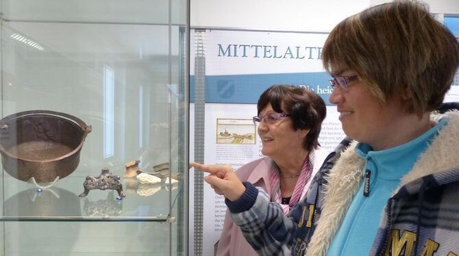 Hildegard (links) und Susanne Voigt schauen sich die Vitrinen an. FOTO: WEBER