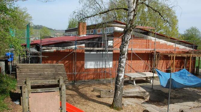 Nach dem Hagel bekam das Ferientagheim ein Blechdach. Nach dem Hagel bekam das Ferientagheim ein Blechdach.