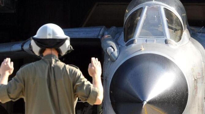 Dem Bericht zufolge könnten Kampfjets gekaperte Passagierflugzeuge mit Warnschüssen oder Flugmanövern vom Kurs abbringen oder