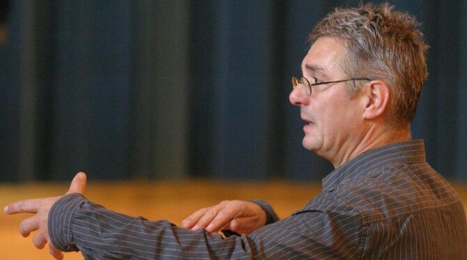 Markenzeichen lebhafte Dirigierweise: Eberhard Becker in einer Probe mit seiner Marienkantorei. Am Sonntag dirigiert er sein let