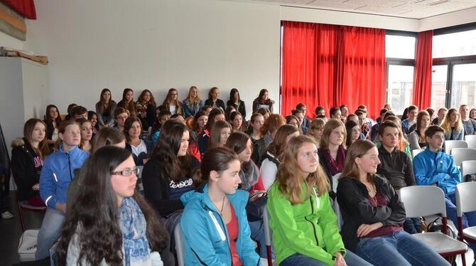 Gebannt lauschten die Neuntklässler des FSG dem Vortrag von Manuel Bauer über sein Leben in der rechtsextremen Szene und seinen Gebannt lauschten die Neuntklässler des FSG dem Vortrag von Manuel Bauer über sein Leben in der rechtsextremen Szene und seinen