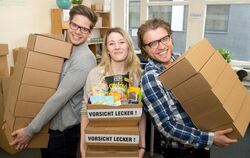 Marcel Endres (von links), Sarah Haide und Clemens Walter posieren ihrem Couchbox-Büro in Stuttgart mit Paketen.