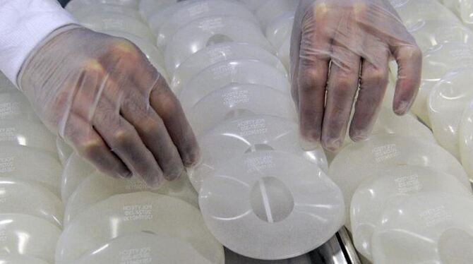 Eine junge Frau mit Silikonbrüsten darf nach anfänglichen Bedenken nun doch eine Ausbildung bei der Polizei machen. Foto: Bor Eine junge Frau mit Silikonbrüsten darf nach anfänglichen Bedenken nun doch eine Ausbildung bei der Polizei machen. Foto: Bor