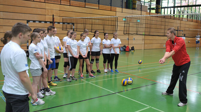 Für  die  angehenden  Sportabiturienten war das Training mit den Profi-Volleyballern vom TV Rottenburg eine ebenso nützliche wie spaßige Erfahrung. Alle waren hochmotiviert bei der Sache. FOTOS: THOMYS