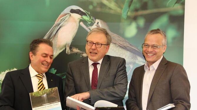 Buchautoren Claus-Peter Hutter (links) und Andreas Braun (rechts) mit Regierungspräsident Hermann Strampfer. GEA-FOTO: GEIGER Buchautoren Claus-Peter Hutter (links) und Andreas Braun (rechts) mit Regierungspräsident Hermann Strampfer. GEA-FOTO: GEIGER