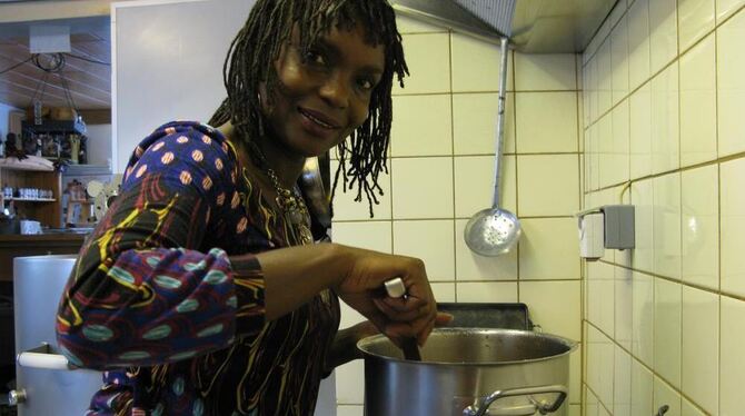 Njeri Kinyanjui in ihrer Küche in Walddorfhäslach. Weil der Obstlieferant so viele Ananas im Angebot hatte, kocht die gebürtige