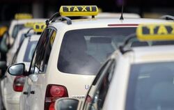 Ein Berliner Taxiunternehmer hat gegen die Handy-App des Chauffeur-Services «Uber» geklagt. Foto: Britta Pedersen/Symbolbild