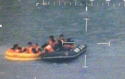 Das Foto der Küstenwache zeigt Passagiere der «Sewol» in Rettungsbooten. Foto: Südkoreanische Küstenwache