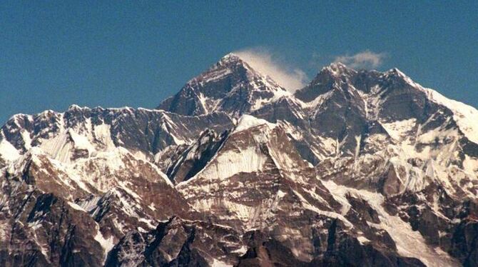 Das schneebedeckte Himalaya-Massiv mit dem Mount Everest (M.). Foto: Martin Athenstädt/Archiv