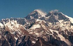Das schneebedeckte Himalaya-Massiv mit dem Mount Everest (M.). Foto: Martin Athenstädt/Archiv