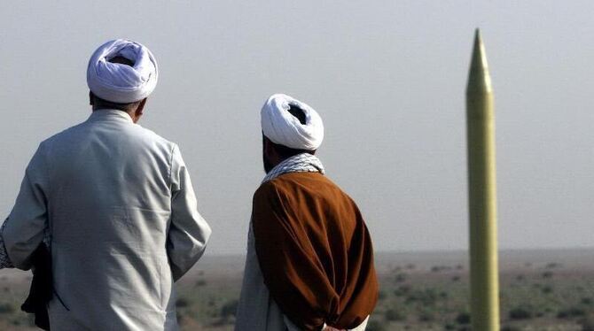 Iranische Geistliche schauen auf die vom Iran modifizierte Kurzstreckenrakete Shahab-1. Foto: Archiv