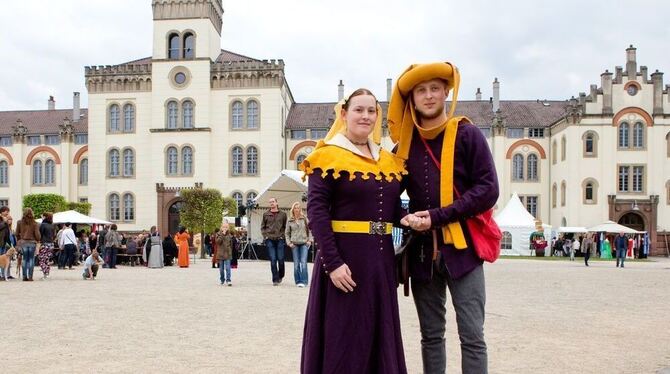 Mittelalterlich gewandet auf dem Mittelaltermarkt vor der im 19. Jahrhundert erbauten Thiepval-Kaserne.  FOTO: MARTIN SCHREIER
