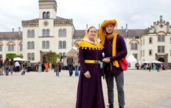 Mittelalterlich gewandet auf dem Mittelaltermarkt vor der im 19. Jahrhundert erbauten Thiepval-Kaserne.  FOTO: MARTIN SCHREIER