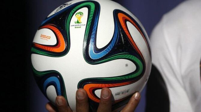 Der offizielle Ball für die WM 2014 in Brasilien. Wegen der Zeitverschiebung sind viele WM-Spiele in Deutschland erst am spät