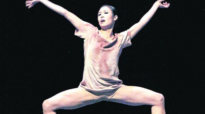 Tanz als verzweifelter Kampf um die Rettung der eigenen Individualität: Hyo-Jung Kang als Solistin in Demis Volpis Stück "Afterm
