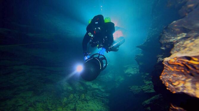Unterwegs im geheimnisvollen Labyrinth der Blauhöhlen. Dort, wo vorher noch kein Mensch war. FOTO: ANDREAS KÜCHA/ARGE BLAUTOPF
