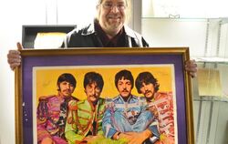Beatles-Experte Garry Shrum mit einem Poster, auf dem die Beatles unterschrieben haben. Foto: Chris Melzer