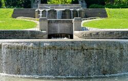 Wasserachse Volkspark: Annähernd 1 000 Kubikmeter Wasser blubbern jährlich in Richtung Pavillon.