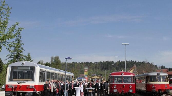 Großer Bahnhof fürs neue Konzept der Schwäbischen Alb-Bahn, die künftig mit drei Fahrzeugtypen von Münsingen aus auf den Schiene Großer Bahnhof fürs neue Konzept der Schwäbischen Alb-Bahn, die künftig mit drei Fahrzeugtypen von Münsingen aus auf den Schiene