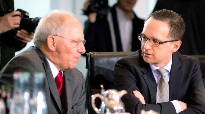 Bundesfinanzminister Wolfgang Schäuble hat bei Justizminister Heiko Maas (r) konkrete Schritte im Kampf gegen Geldwäsche ange
