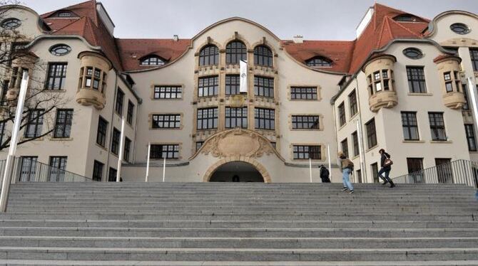 Das Gutenberg-Gymnasium in Erfurt. 2002 hatte hier ein 19-Jähriger zwölf Lehrer, zwei Schüler, die Sekretärin und einen Poliz