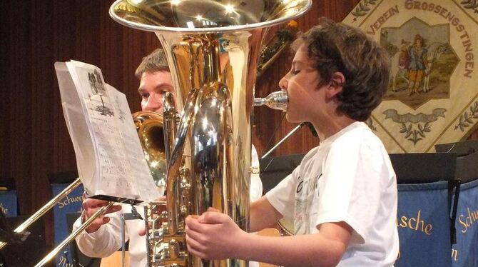 Geburtstagskind Paul Hogenmüller (10) an der Tuba. FOTO: WURSTER