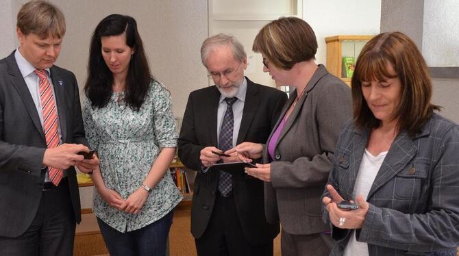 Fasziniert von der neuen Ausleihmöglichkeit (von links): Bürgermeister Peter Nußbaum, Lichtensteins Büchereichefin Sarah Greiner