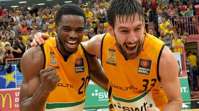 Jubel, Trubel, Heiterkeit: Josh Young und Bane Ratkovica außer sich vor Freude.