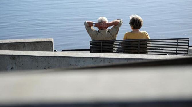 Ein Senioren-Paar sitzt auf einer Bank an der Elbe in Geesthacht bei Hamburg. Foto: Christian Charisius/Symbolbild