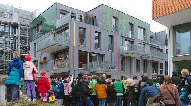 Viel Interesse zeigten Leute bei einer Führung durchs neue Tübinger Wohnquartier auf dem Egeria-Gelände in Lustnau. FOTO: HAMME Viel Interesse zeigten Leute bei einer Führung durchs neue Tübinger Wohnquartier auf dem Egeria-Gelände in Lustnau. FOTO: HAMME