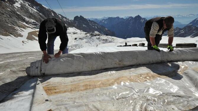 Schutz vor Sonne umd Sommerwärme: Der Schneeferner-Gletscher an der Zugspitze wird im Frühjahr mit Folie abgedeckt. Foto: And