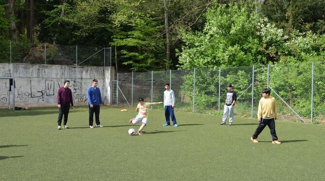 Fast jeden Tag treffen sich zahlreiche Jugendliche auf dem Bolzplatz in der Eninger Bahnhofstraße und spielen Fußball. Für die J