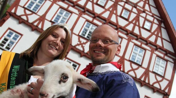 Mit Lamm und Königin: Der Münsinger Schafauftrieb ist eines der größten Projekte, die Bernd-Matthias Weckler ins Rollen brachte. Mit Lamm und Königin: Der Münsinger Schafauftrieb ist eines der größten Projekte, die Bernd-Matthias Weckler ins Rollen brachte.
